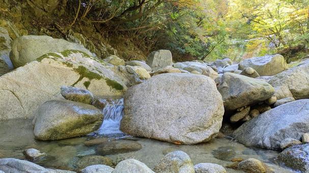 水のささやき、谷の静けさ 今治市,鈍川渓谷,フローの写真素材