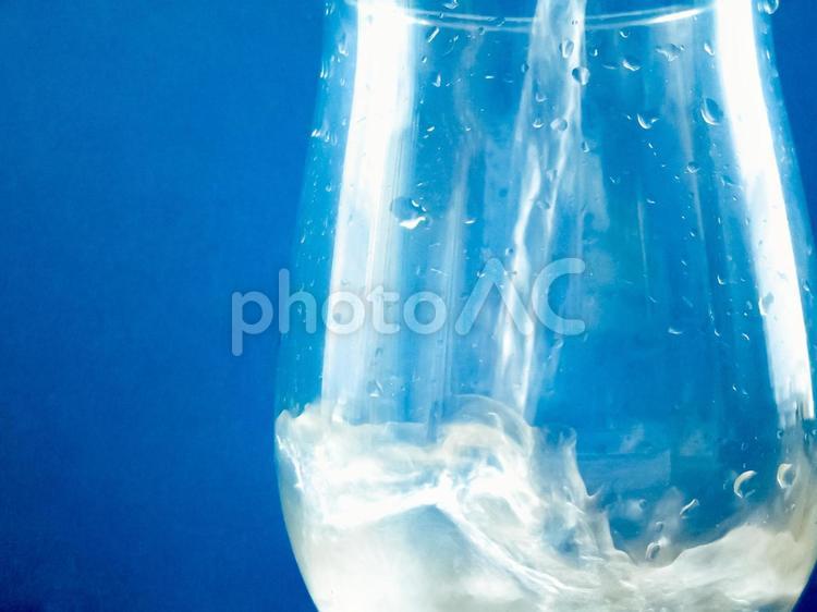 ワイングラスに水を注ぐ 水,グラス,コップの写真素材