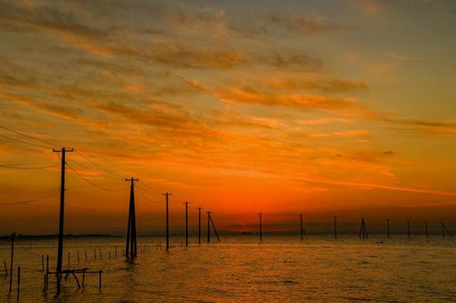 海中電柱 海中電柱,久津間海岸,夕陽の写真素材