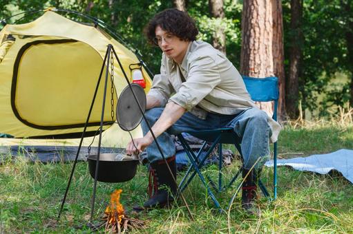 鍋の中身を見る男性 男性,外国人,鍋の写真素材