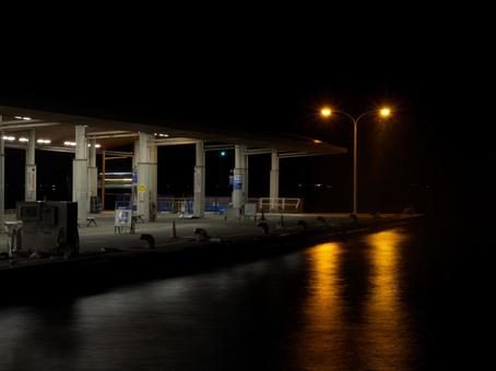 夜の広島港散歩、波が静かな瀬戸内海 夜,夜景,港の写真素材