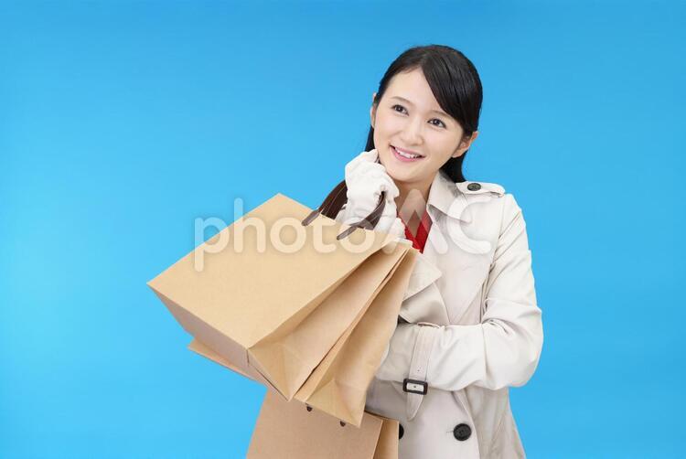 買い物袋を持つ笑顔の女性 女性,女,ショッピングの写真素材