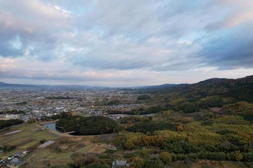 景行天皇陵から見た山ノ辺の道の空撮の写真