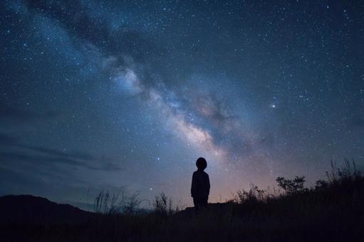 天の川を見上げる少年 天の川を見上げる少年の写真