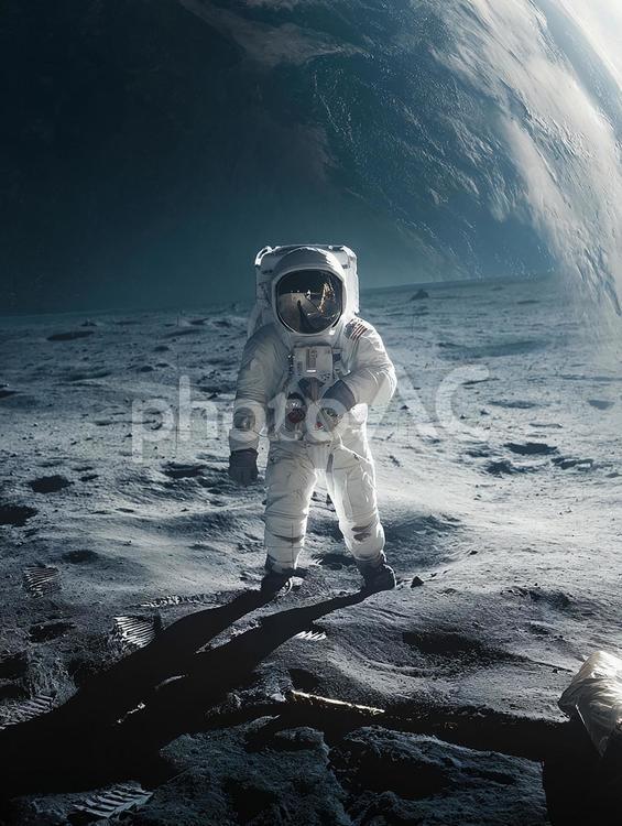宇宙飛行士、月の表面を歩く 宇宙飛行士,月面,宇宙の写真素材