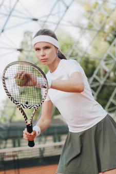 集中する女性テニスプレーヤー 女性,外国人,テニスの写真素材