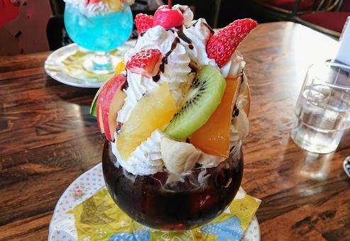 Delicious and luxurious fruit parfait, JPG