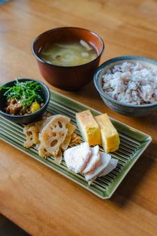 卵焼きと味噌汁の朝食 卵焼きと味噌汁の朝食 朝食,和食,卵焼きの写真素材