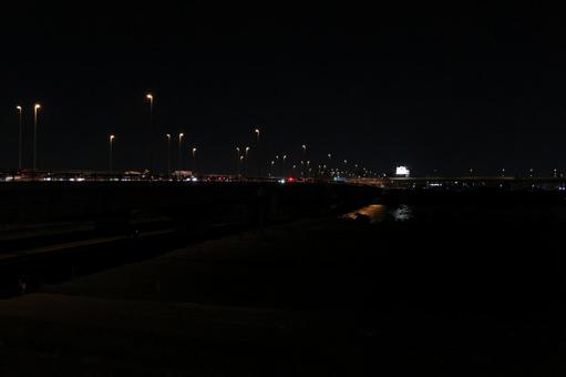 荒川にかかる橋と高速道路の夜景2 荒川にかかる橋と高速道路の夜景2の写真