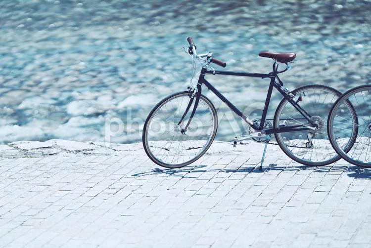川と自転車  川,自転車,サイクリングの写真素材