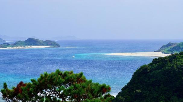 沖縄県座間味村神の浜展望台から見える風景 沖縄県座間味村神の浜展望台から見える風景の写真