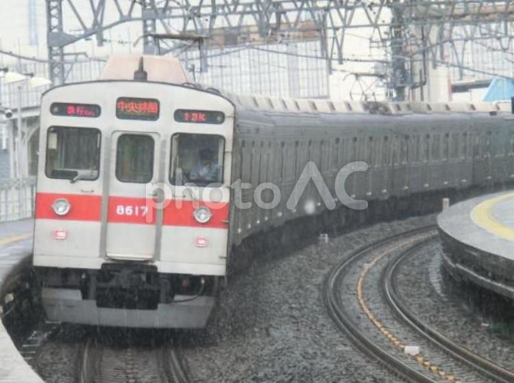 駅から見た東武伊勢崎線の車両 東武,伊勢崎線,東急の写真素材