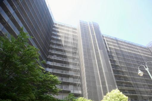外壁工事中のマンション 外壁工事中のマンション マンション,外壁工事,工事中の写真素材