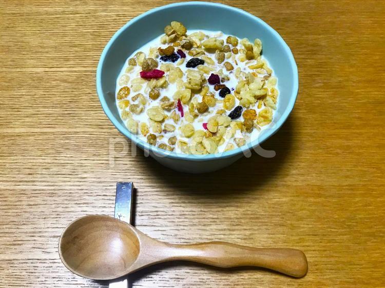 フルーツグラノーラ　朝食 軽食,ミルク,クローズアップの写真素材