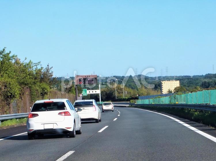横風走行注意　くだり坂カーブの高速道路 横風走行注意,走行注意,運転注意の写真素材