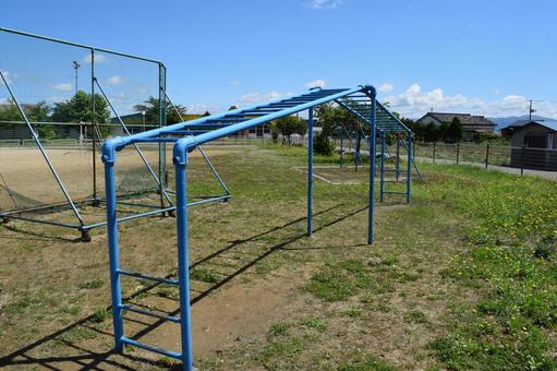 小学校の校庭に設置された遊具 小学校の校庭に設置された遊具 小学校の遊具,小学生の遊具,学校の遊具の写真素材