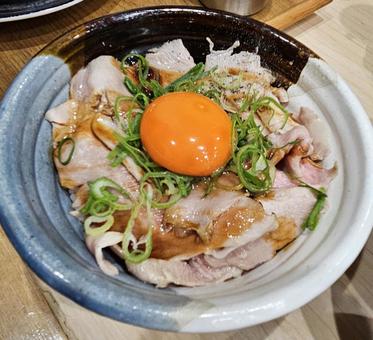 炙りレアチャーシュー丼 炙りレアチャーシュー丼の写真
