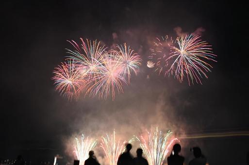 花火を見上げる人 花火,花火大会,カラフルの写真素材