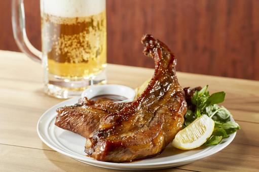 豚のスペアリブローストとビール 豚のスペアリブローストとビールの写真
