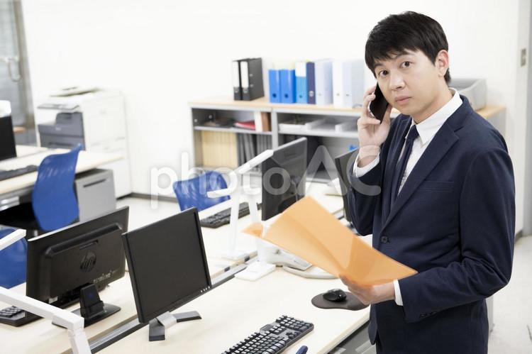 仕事中の男性 オフィス,仕事中,ファイルの写真素材