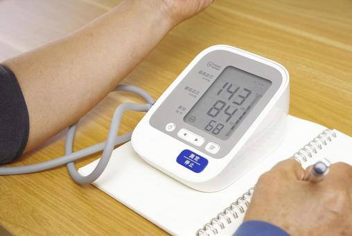 家庭用血圧計で血圧を測定する人の手元 血圧,血圧計,測定の写真素材