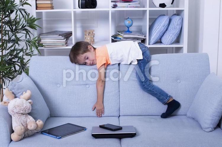 ソファで眠る男の子 男の子,眠る,昼寝の写真素材