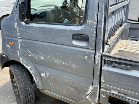 擦り傷だらけの軽トラックの側面 車両傷,擦り傷,軽トラックの写真素材