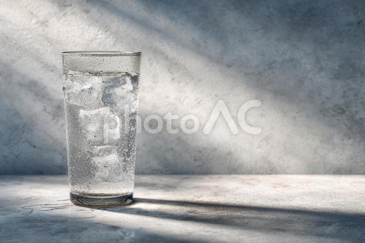 夏にぴったりの清涼感あふれる飲料水 水,グラス,氷の写真素材