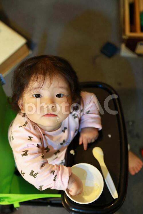 ベビーチェアでご飯を食べる赤ちゃん1 ベビーチェア,ご飯,赤ちゃんの写真素材