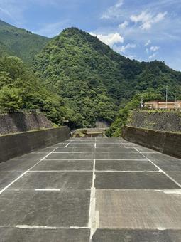 小河内ダムの非常用洪水吐 小河内ダムの非常用洪水吐の写真