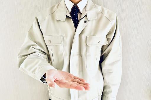 提案のポーズをする作業着姿の男性 おすすめ,作業員,提案の写真素材