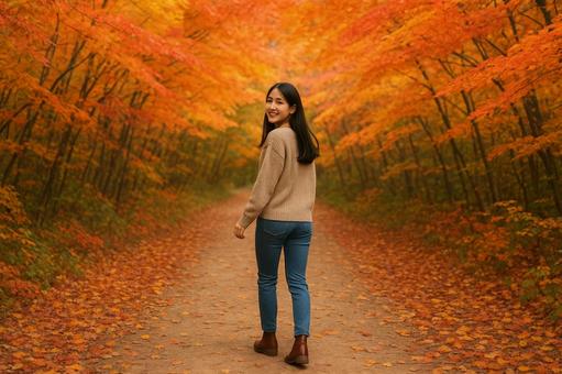 紅葉道を歩く女性 紅葉道を歩く女性の写真
