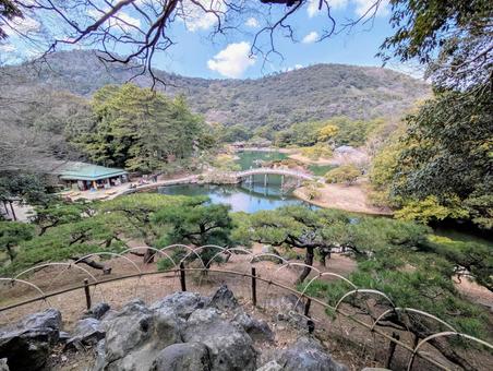 日本庭園と山々の自然を満喫 日本庭園と山々の自然を満喫 日本庭園,山々,木々の写真素材