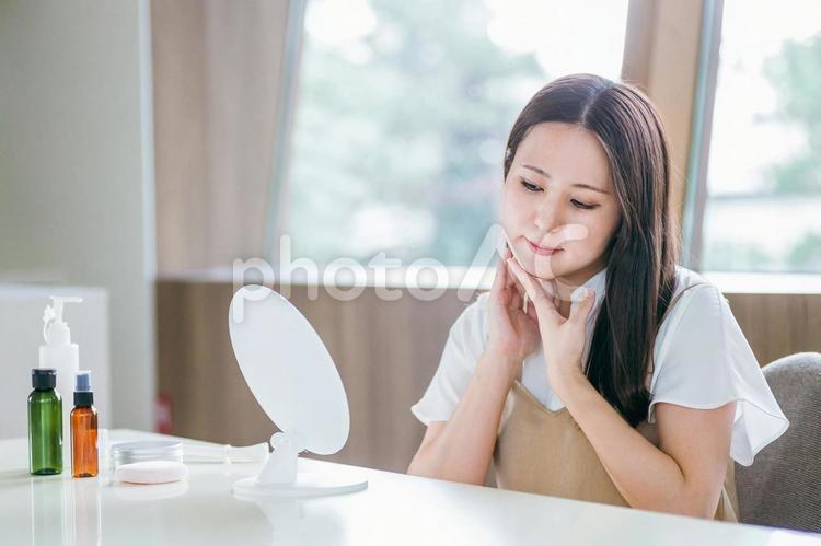 フェイスラインをケアする女性 フェイスライン,輪郭,首の写真素材