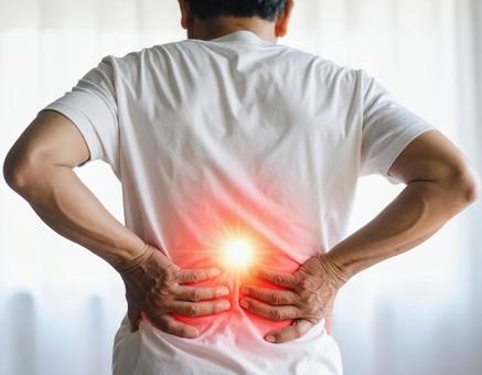 腰に痛みを感じる男性の写真