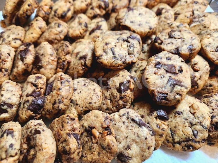 手作りクッキー クッキー,焼き立て,チョコチップの写真素材