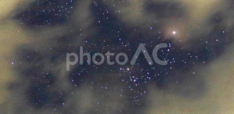 雲の切れ間からの星空 星空,夜,星座の写真素材