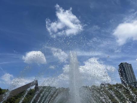 空と噴水 空と噴水の写真