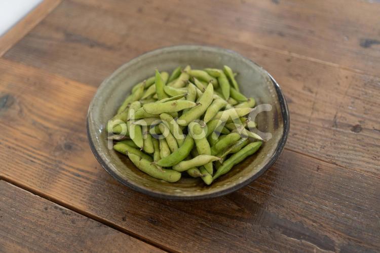 テーブルの上の枝豆 枝豆,皿,野菜の写真素材