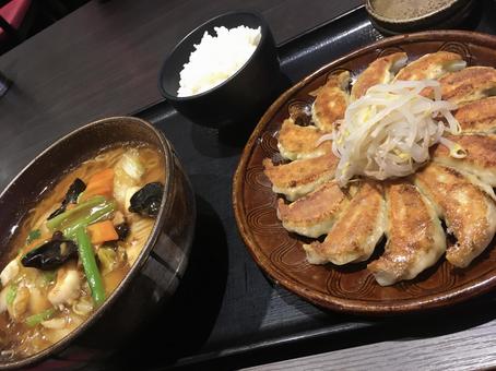 五目あんかけラーメンと浜松餃子 五目あんかけラーメンと浜松餃子の写真