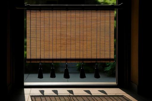 和室の御簾と光の影・すだれ・夏の風物詩 和室の御簾と光の影・すだれ・夏の風物詩の写真