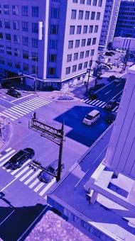 交差点のカラフルな影と街の風景 交差点のカラフルな影と街の風景 交差点,街並み,ビルの写真素材