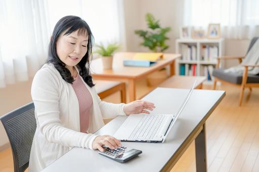 家計管理 家計管理 女性,中年女性,主婦の写真素材