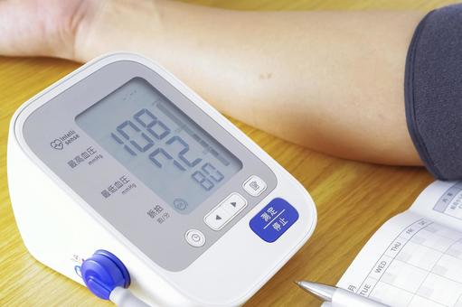 血圧計で健康管理をするイメージ 血圧,血圧計,測定の写真素材