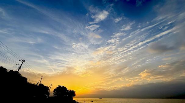 コントラストが綺麗な釣り場スポット コントラスト,夕日,海の写真素材