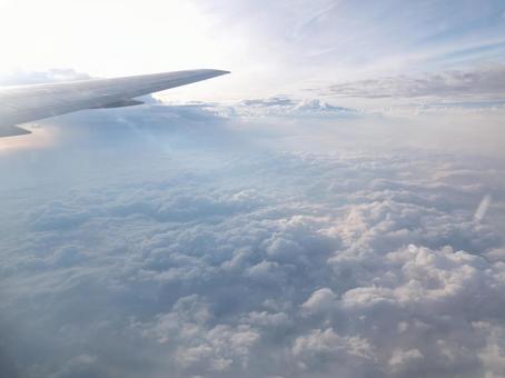 飛行機の窓から見た雲海の絶景 飛行機の窓から見た雲海の絶景 の写真