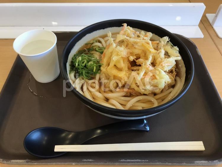 パーキングエリアでかき揚げうどん。 かき揚げうどん,パーキングエリア,フードコートの写真素材