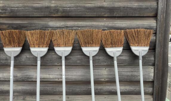 壁に立てかける箒（ほうき） 壁,バケツ,箒の写真素材