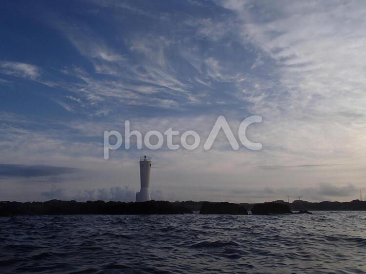 海上から見る夜明けの灯台 灯台,夜明け,海上の写真素材