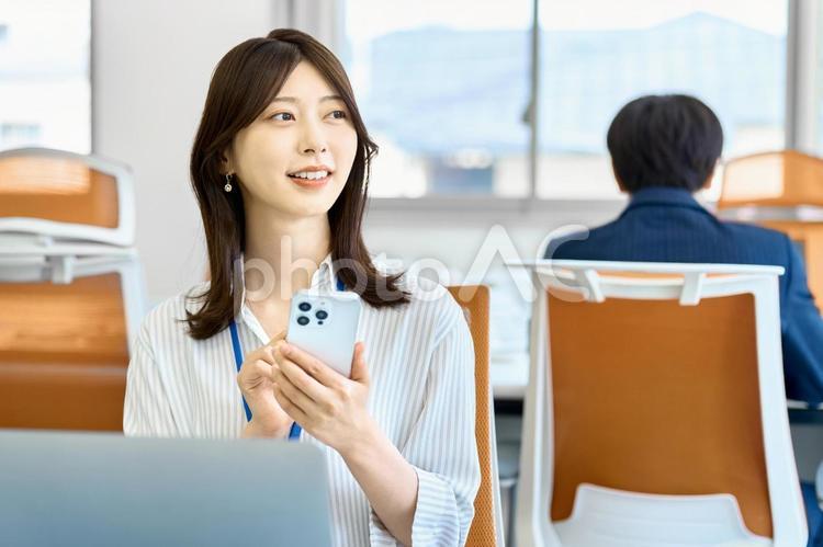スマホ　遠くを見る女性　ビジネス　会社 ビジネスウーマン,スマホ,笑顔の写真素材